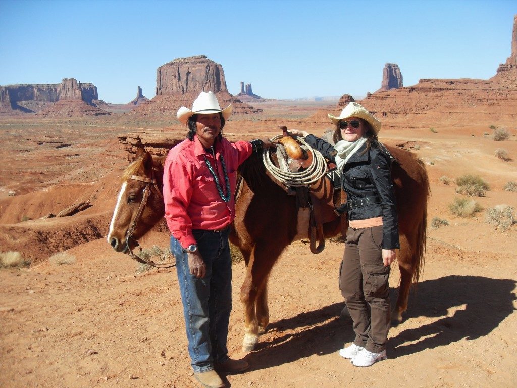 Con un vero Navajo, per una incredibile passeggiata a cavallo nella valle...