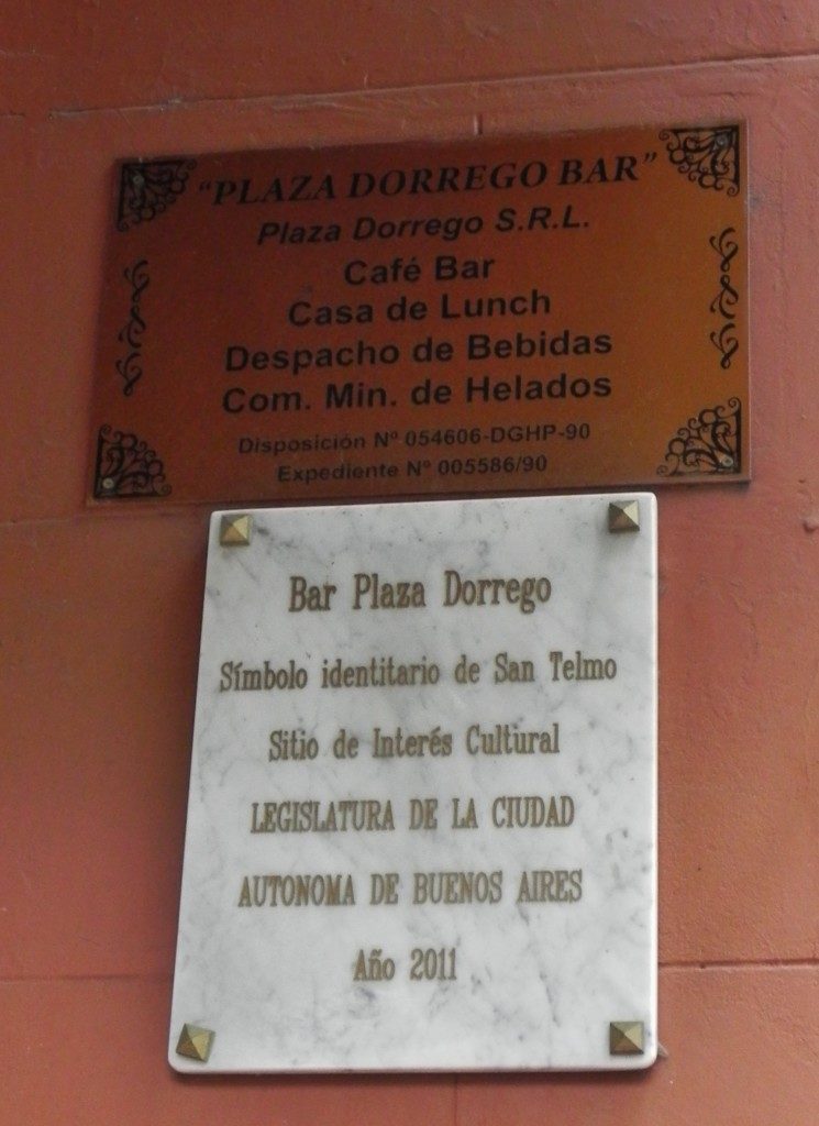 Lo storico bar Plaza Dorrego
