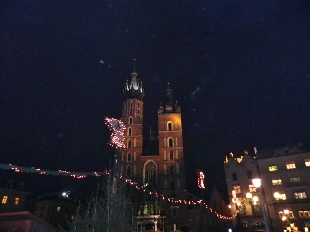 Le Torri asimmetriche della basilica di Santa Maria, illuminate dalle luci dei mercatini di Natale...
