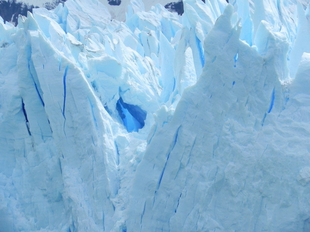Perito Moreno... un particolare, il gioco del ghiacciaio crea delle vere e proprie sculture!!!