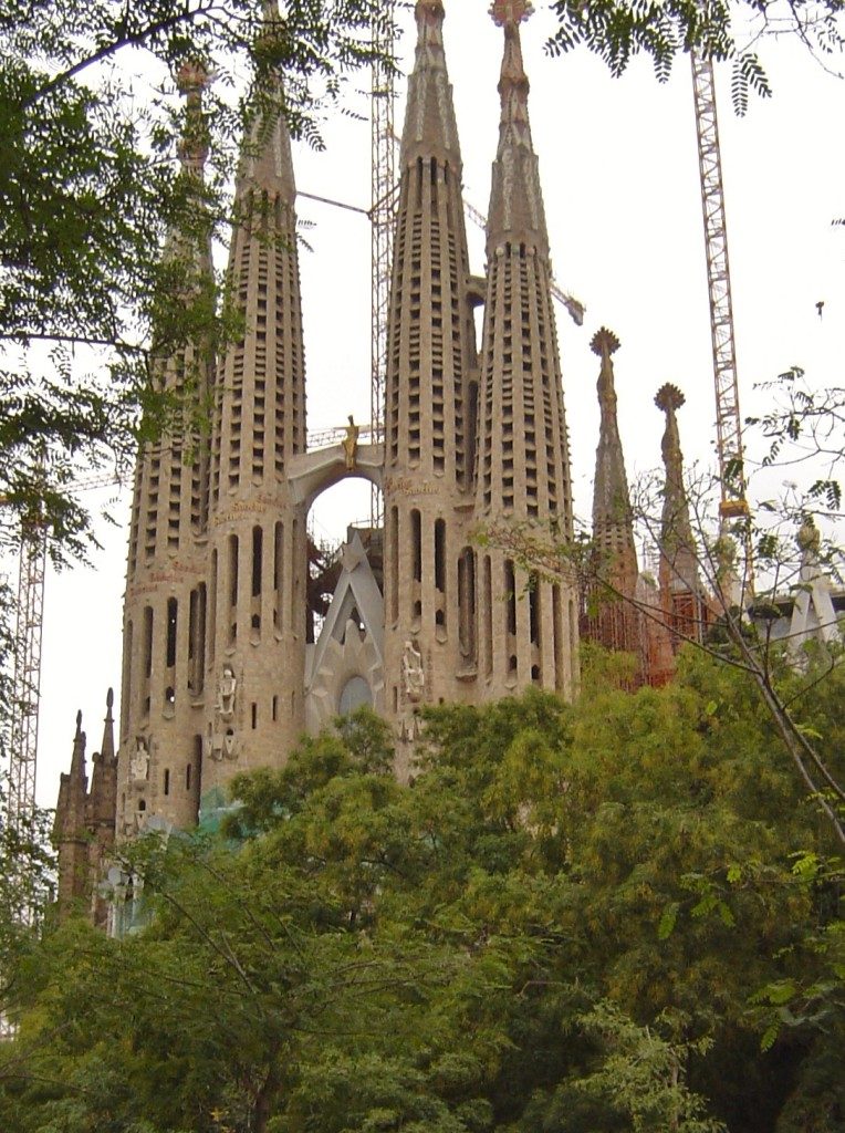 La facciata della Passione, vista da Placa de La Sagrada Familia...