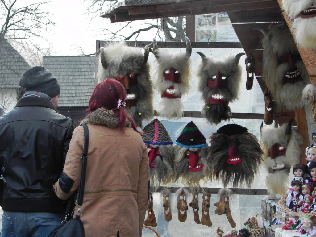 Maschere demoniache che ricordano la tradizione dei vampiri in Romania... nel mercato di Bran