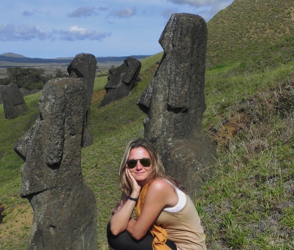Tra i maestosi Moai di Rano Raraku