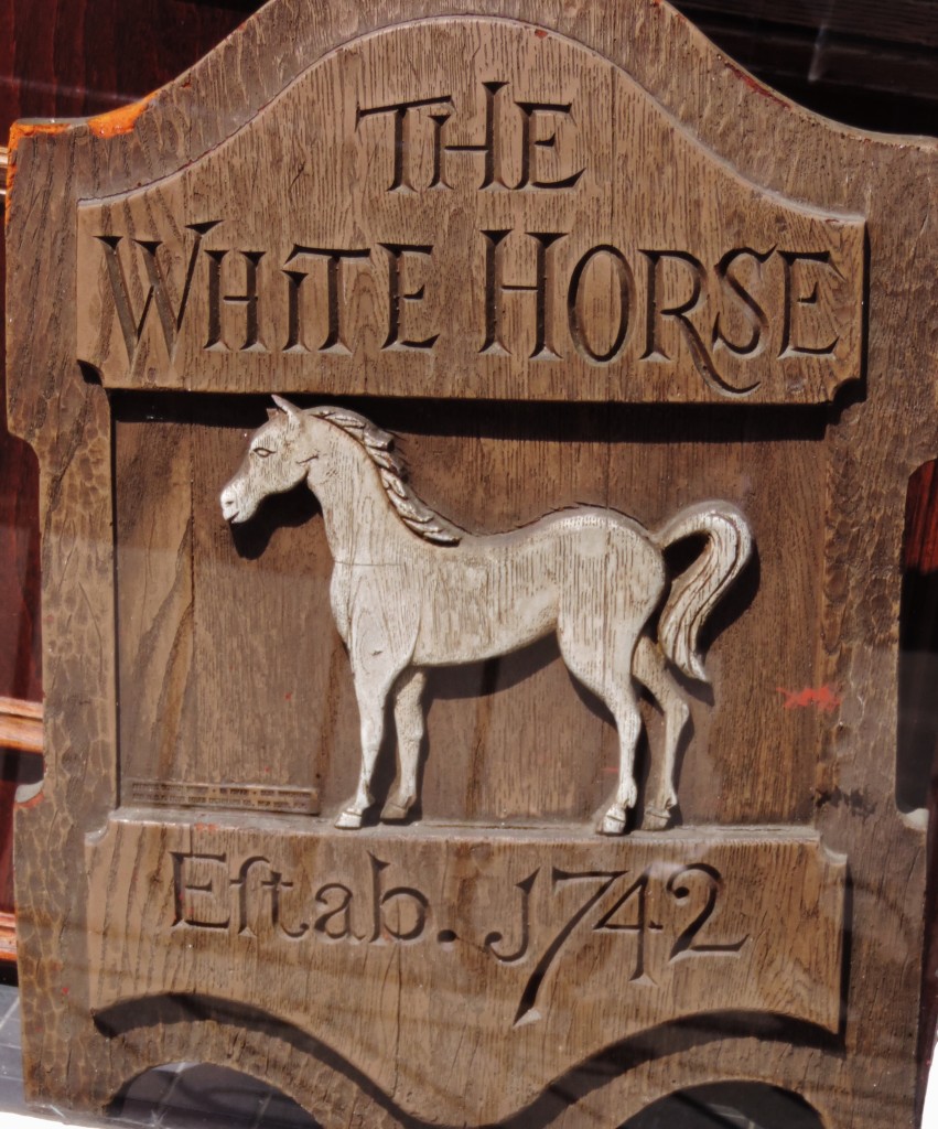 Una vecchia insegna della White Horse Tavern...