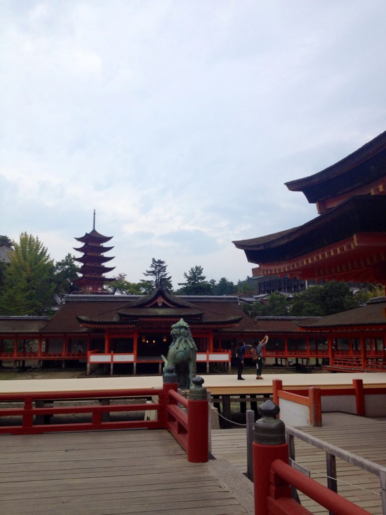 Il Santuario Itsukushima e la Pagoda Tahoto sullo sfondo