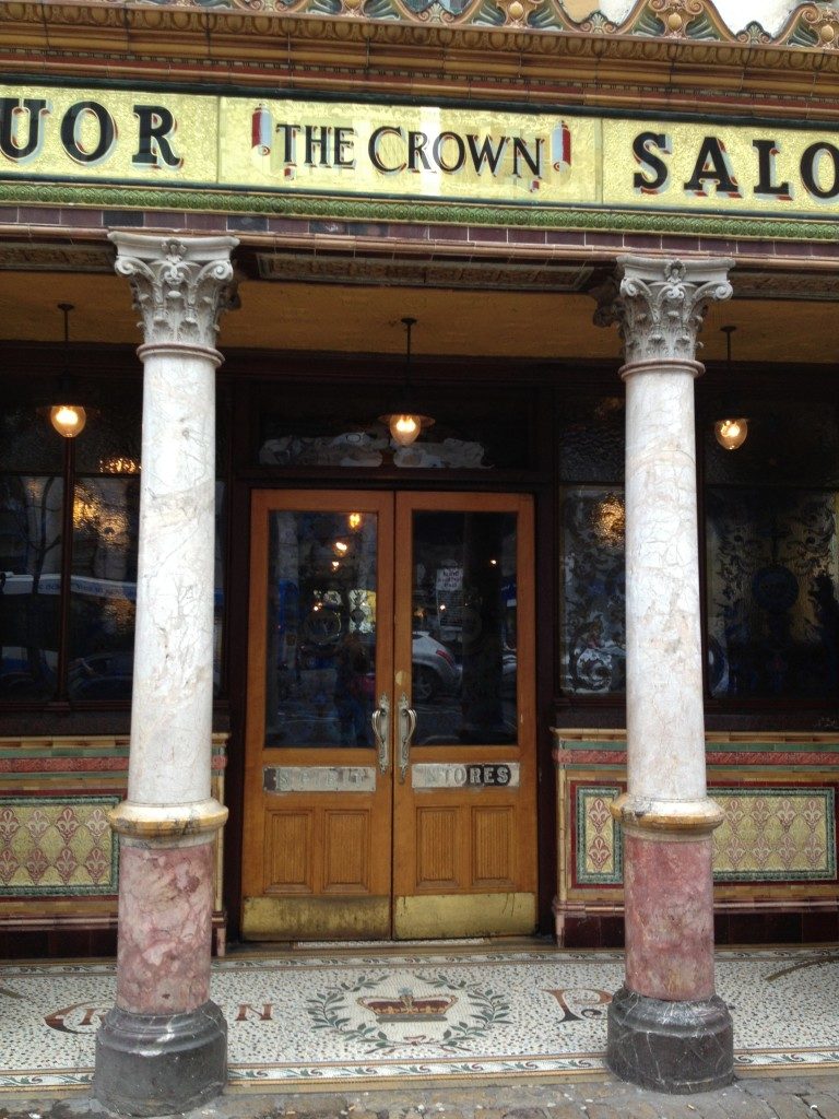 Il Crown Liquor saloon e la sua %22corona%22 sul pavimento!