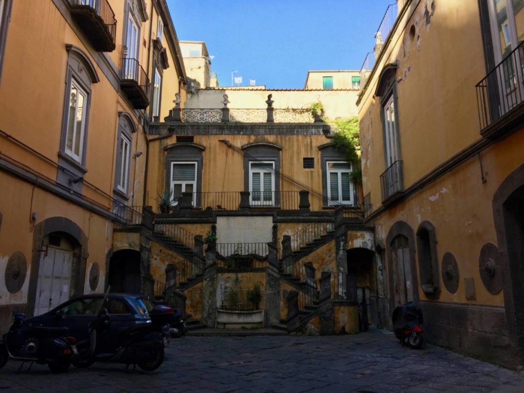 Napoli insolita: gli atri degli antichi palazzi del centro storico