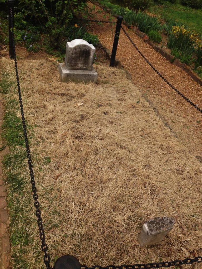 La tomba di Alfred, accanto a quella di Jackson