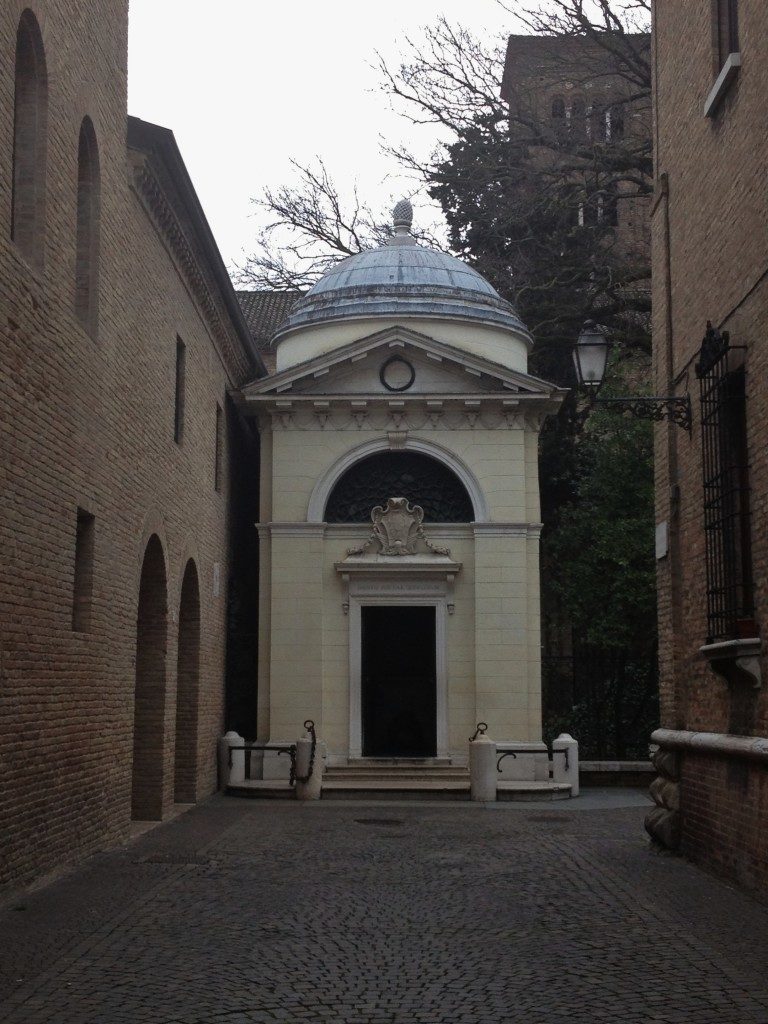 L'esterno della tomba di dante