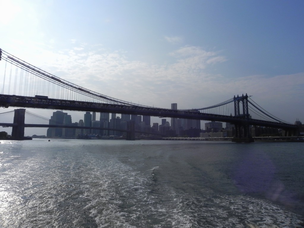 The Brooklyn Bridge, in fondo, subito dopo il più moderno Manhattan Bridge