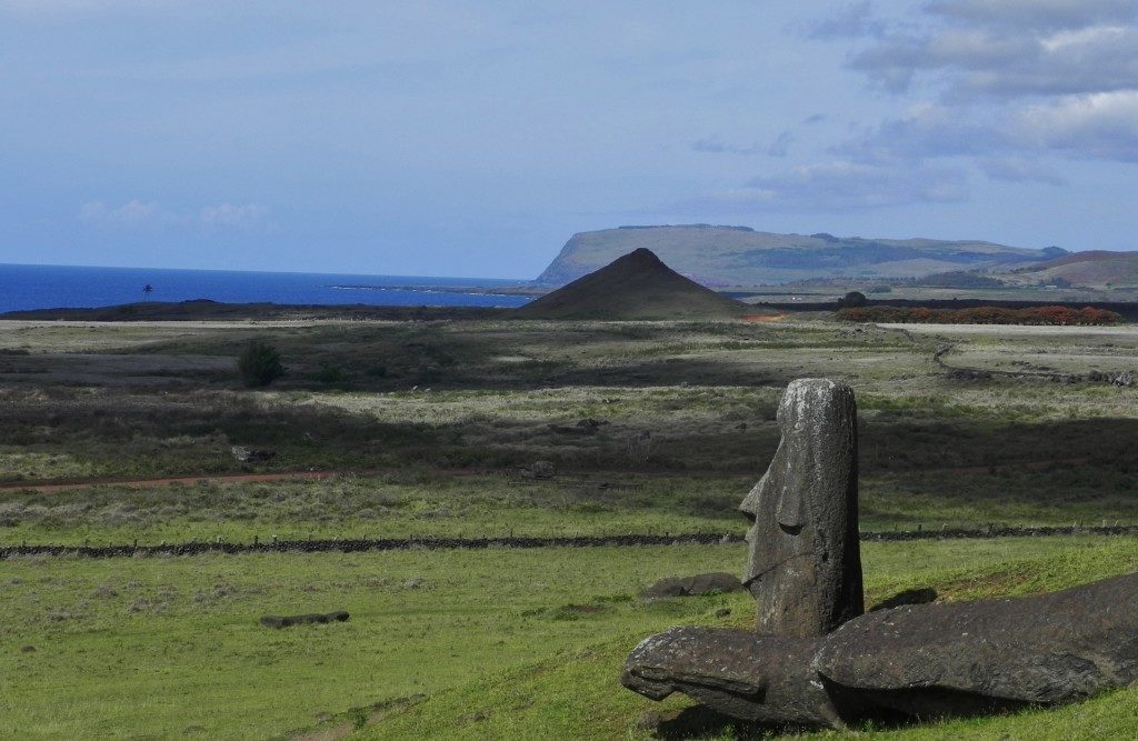 Vista sull'Oceano Pacifico, spalle al Cratere, i Moai di Rano Raraku