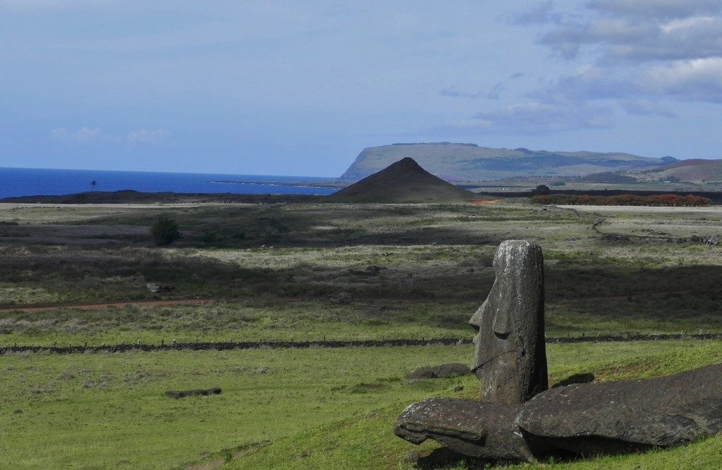 Vista sull'Oceano, spalle al Cratere, i Moai di Rano Raraku