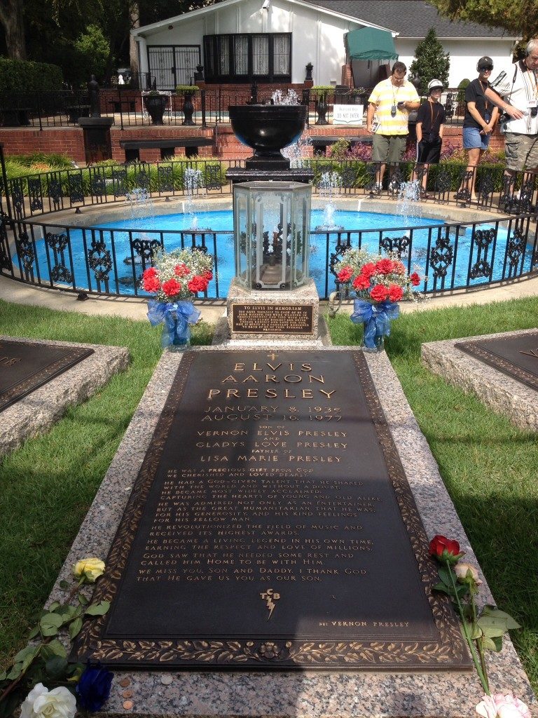 La tomba di Elvis, nel giardino di Graceland...