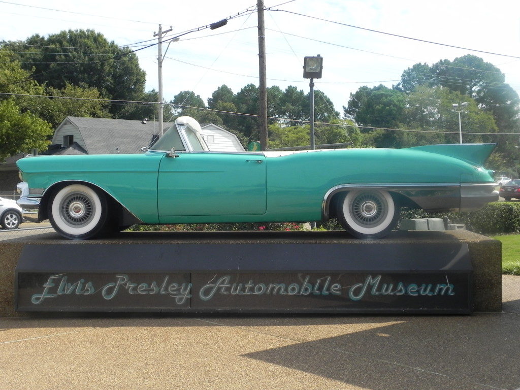 Una delle auto di Elvis, sono tutte nel museo di Gaceland...