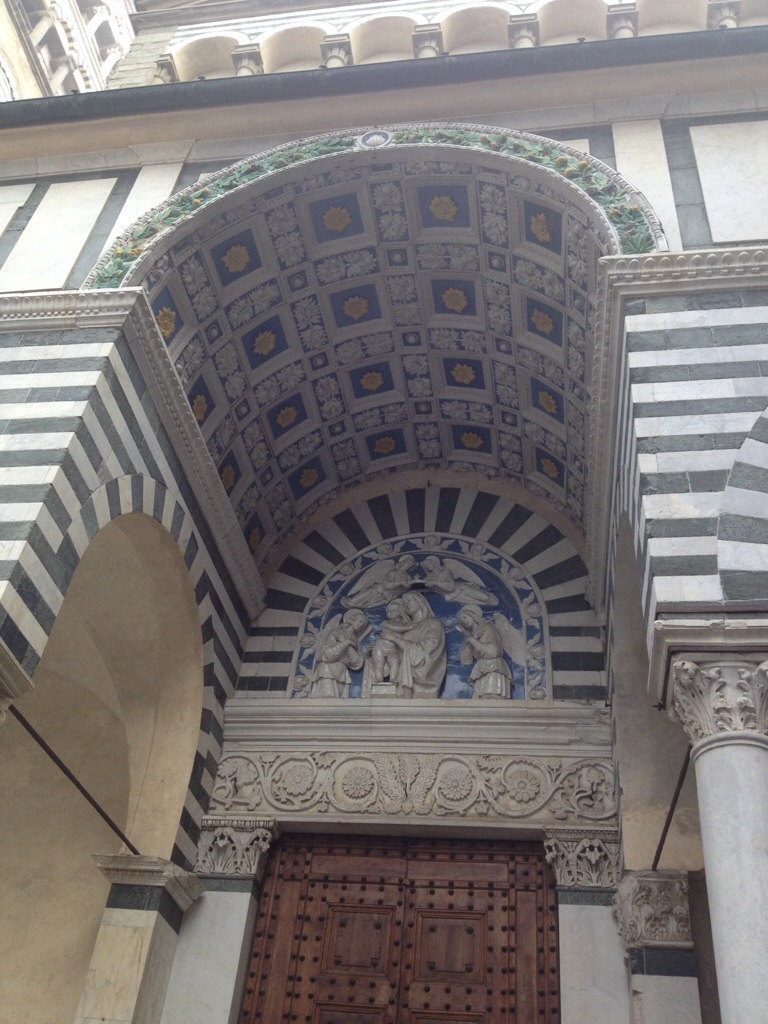 Particolare dell'ingresso del Duomo, ceramiche dei Della Robbia...