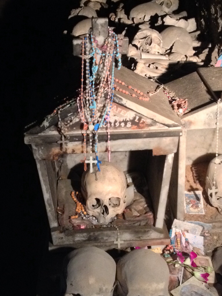 Il teschio di "Donna Concetta", oggetto di culto nel Cimitero della Fontanelle, a Napoli!!