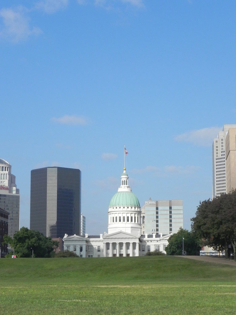 St. Louis vista dal Mississippi, in fondo la Old Courthouse.