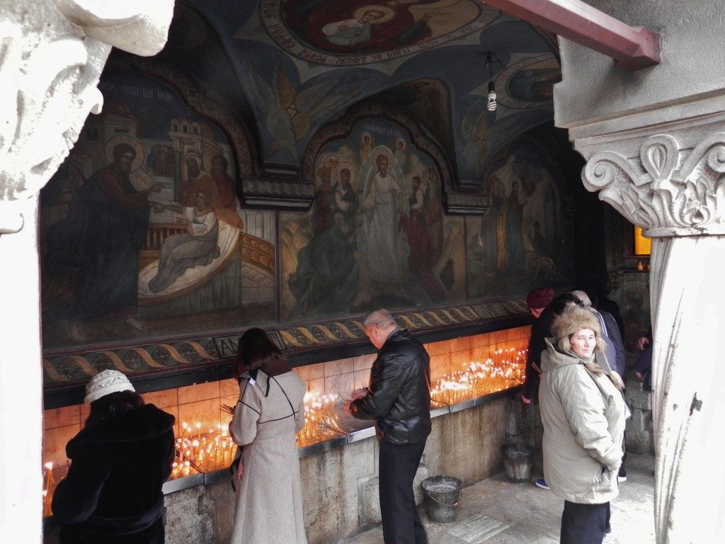 Devoti offrono candele nella Chiesa del Patriarcato...