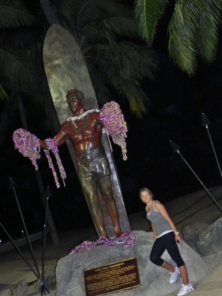 L a statua del grande surfista Duke Kahanamoku