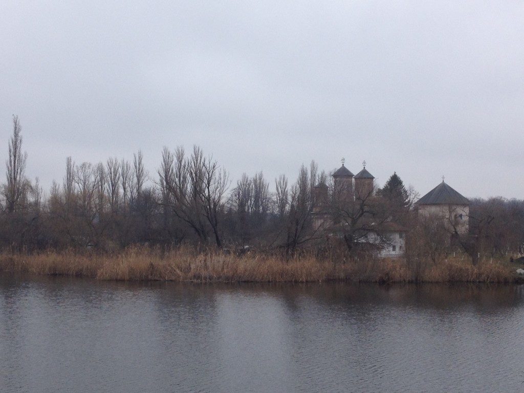 Il Monastero di Snagov, sull'isola al centro del lago
