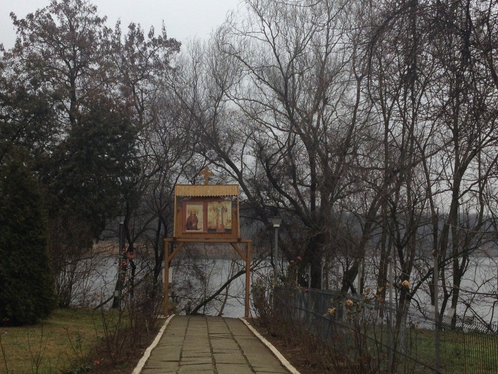 Il sentiero che dal Monastero conduce al lago...