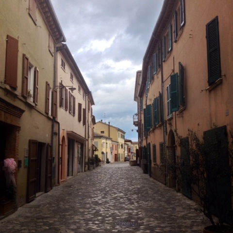 la via principale del borgo