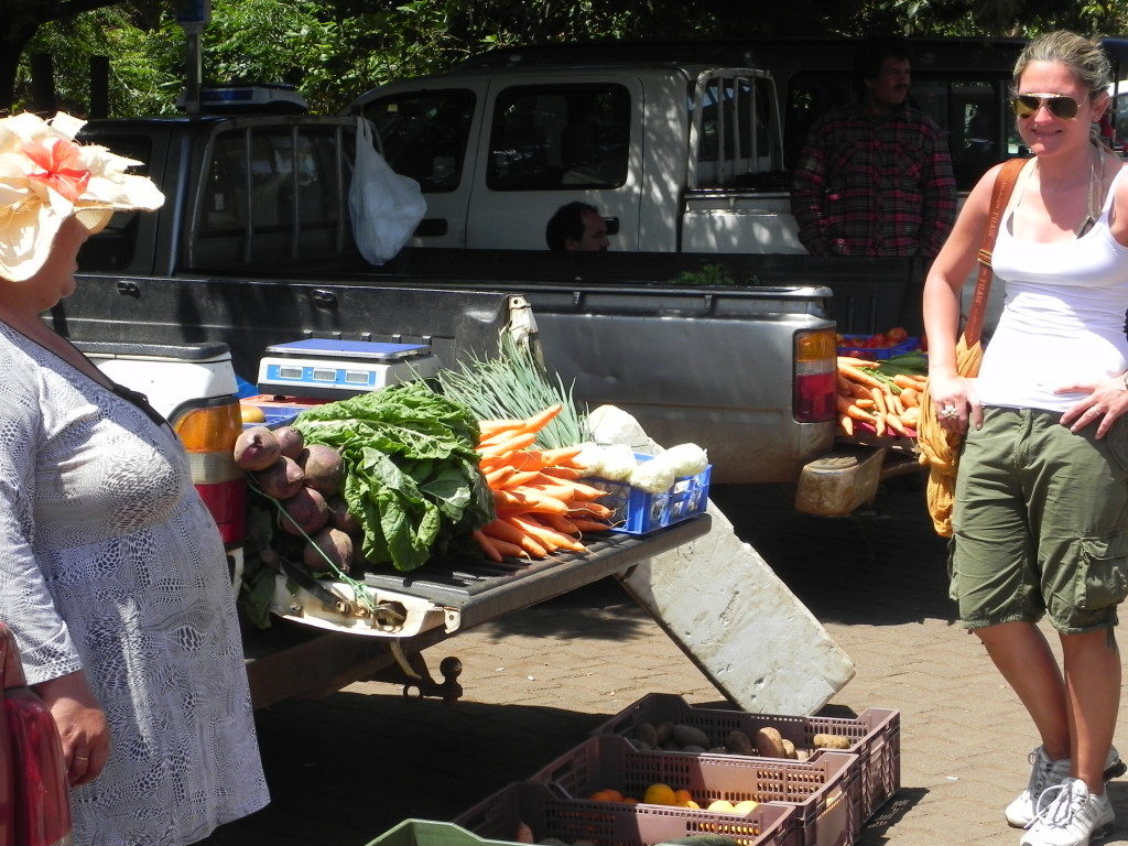 Al mercato della frutta in Hanga Roa