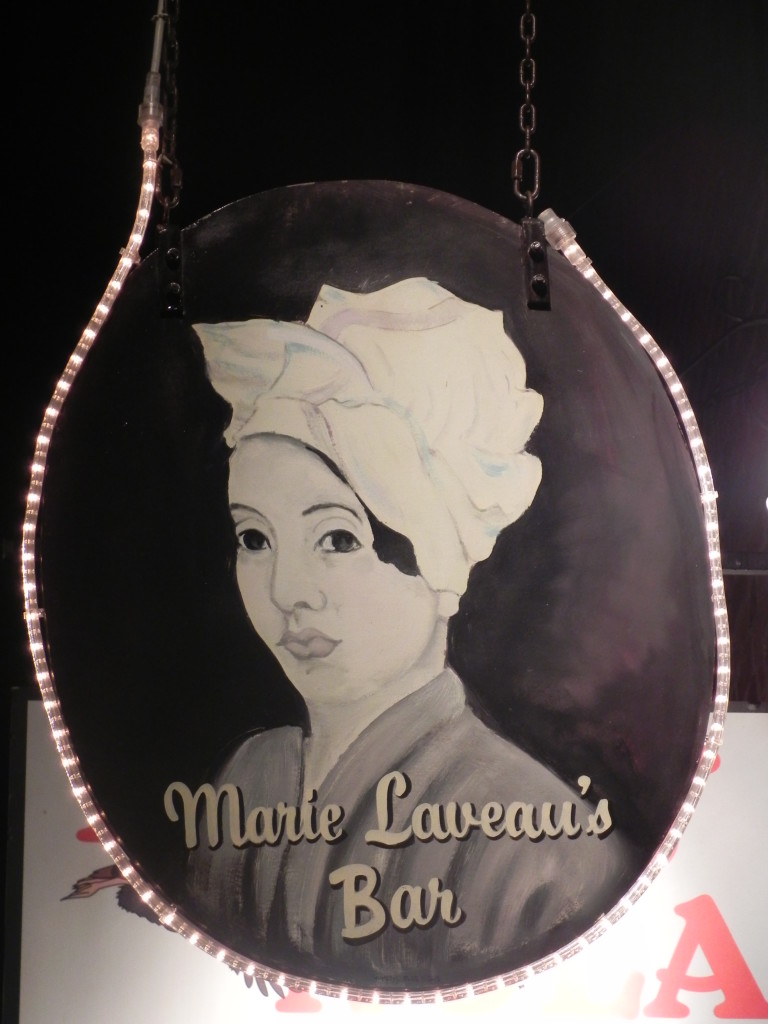 Una dei tanti ritratti di Marie Leveau, sulle insegne dei locali di Nola...