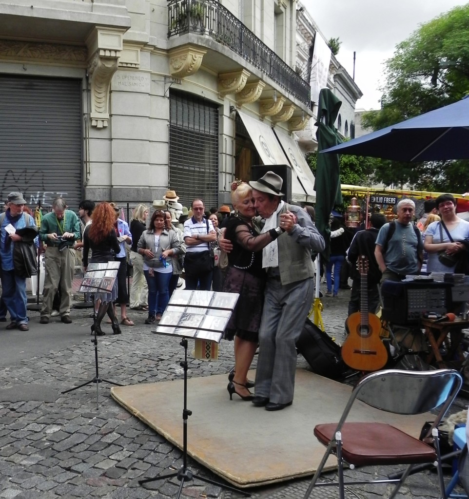 Vecchi tangueri si esibiscono per le strade di Buenos Aires