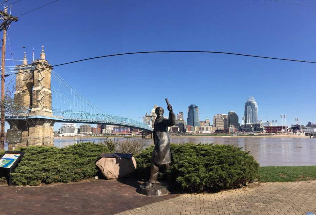 Cincinnati ed il Roebling Suspention Bridge visti dal Kentucky.