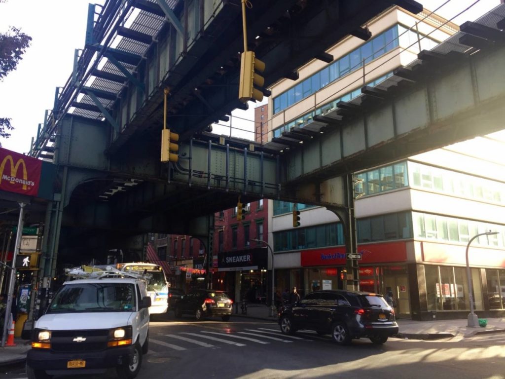 La fermata sopraelevata di Marcy Ave