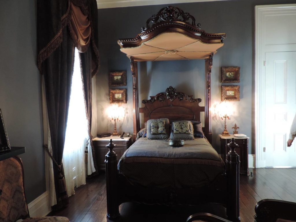 What to visit in Louisiana: the main room of Nottoway where it’s possible to stay overnight