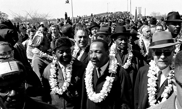 Martin Luther King guida la marcia dall'Edmund Pettus Bridge a Montgomery