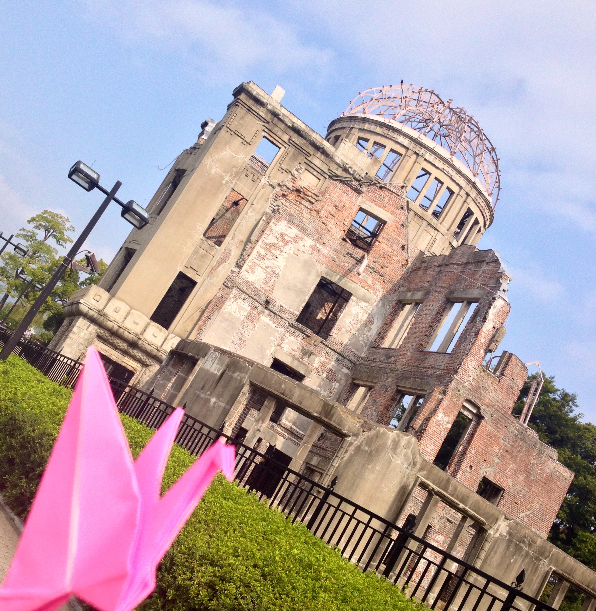 L'origami della Pace e la Cupola del Memoriale di Hiroshima, la foto dell'incontro.