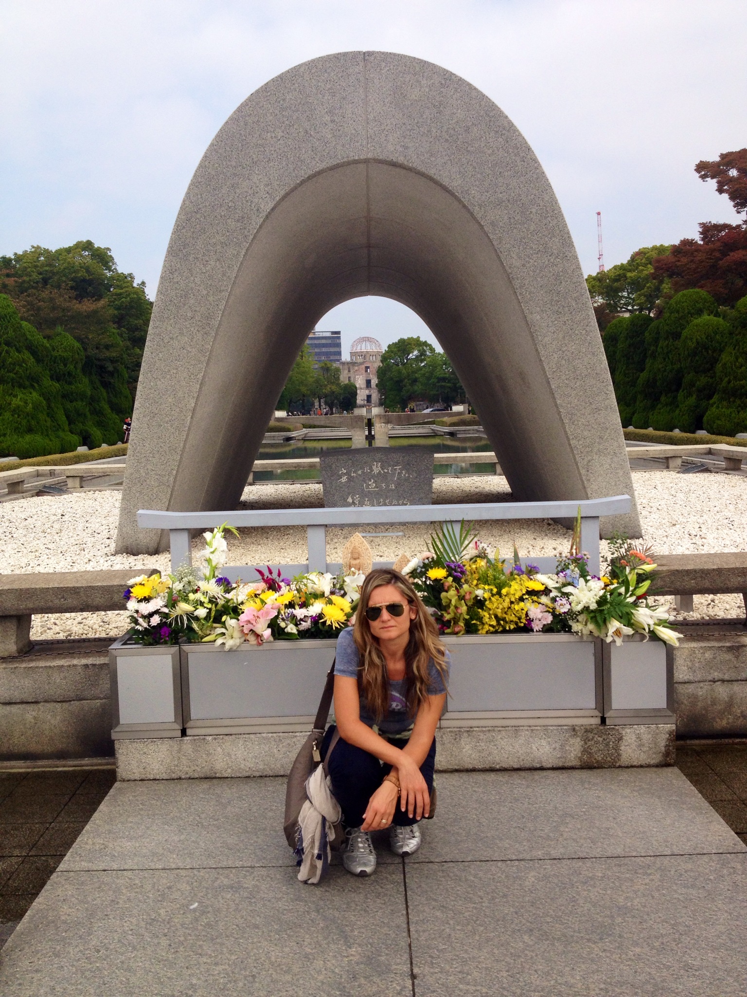 Il Cenotafio in memoria delle vittime di Hiroshima, in prospettiva la fiamma perenne e la Cupola