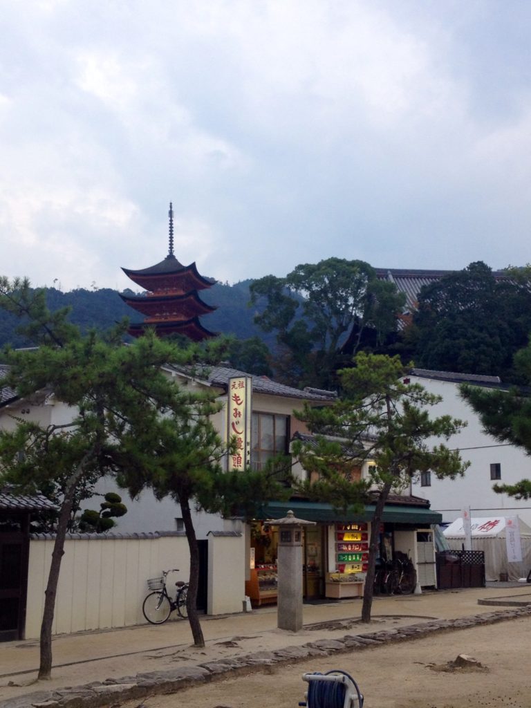 Miyajima vista dall'imbarcadero, sullo sfondo la Pagoda Tahoto