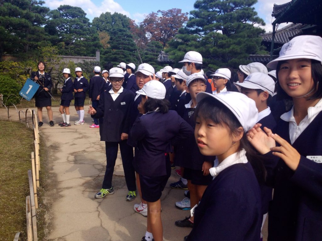 Kyoto, scolaresca in fila per il Nijo Castle