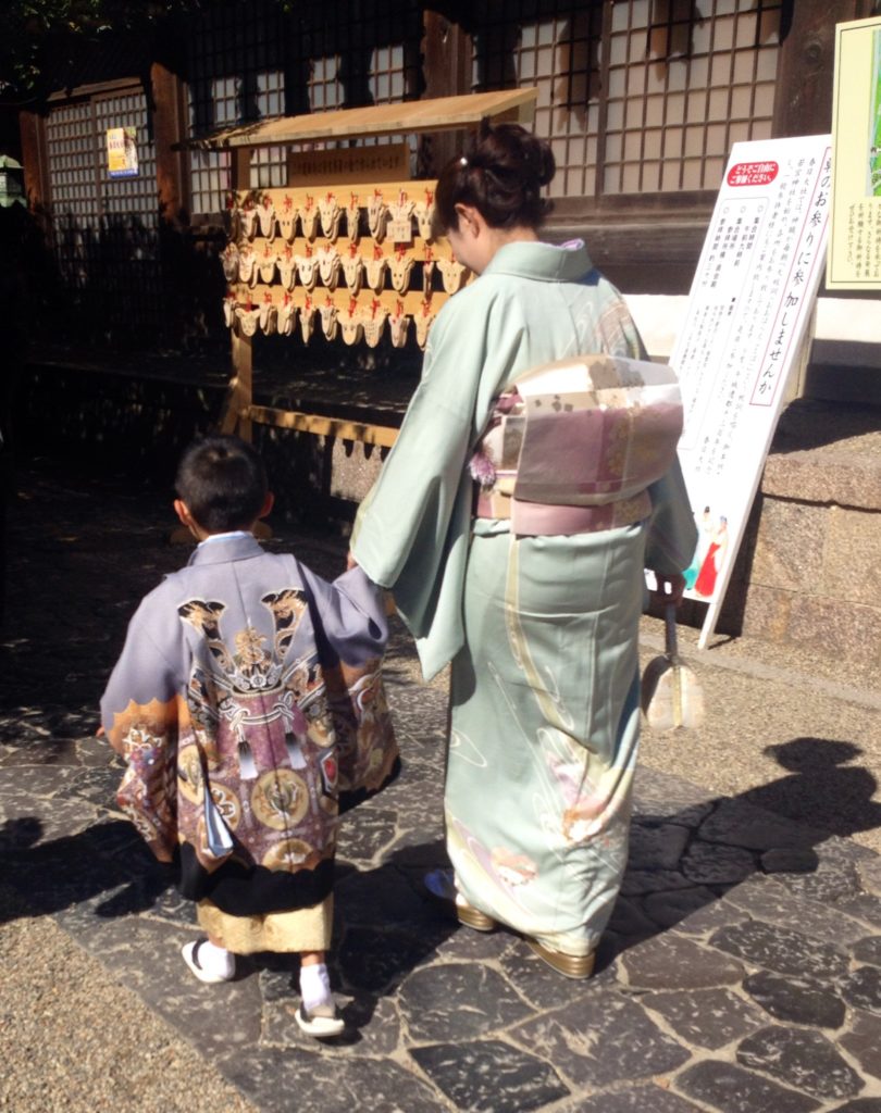 Giappone, famiglia al tempio