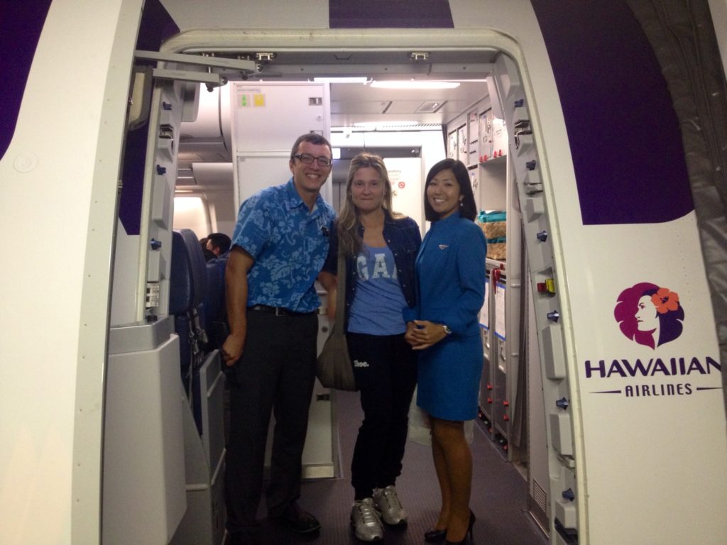 "Enjoy our hospitality across the Pacific". L'imbarco della Hawaian Airlines