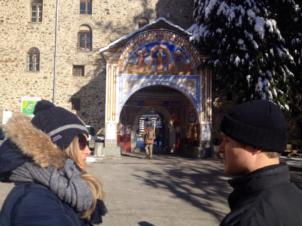 Simeon mi racconta storia e leggende del Monastero di Rila. Dietro di noi, l'ingresso 