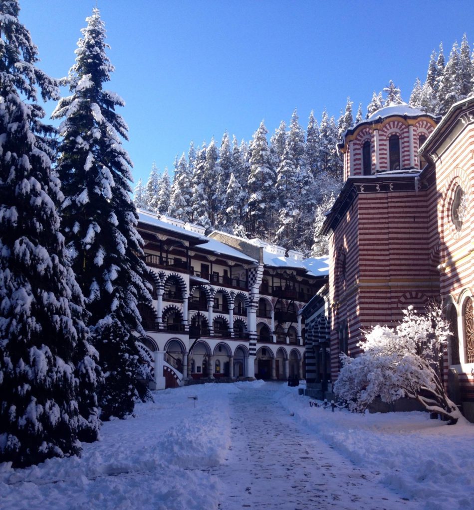 Passeggiando nel cortile interno del monastero