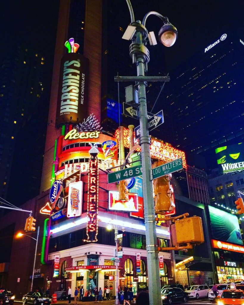 Viaggiare da soli negli USA: angoli di Times Square by night