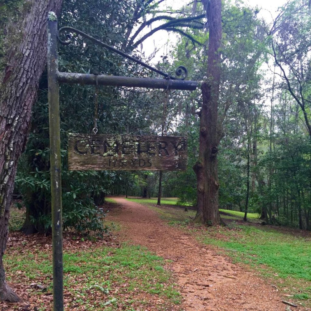 Itineraries in Mississippi: Longwood Plantation, the path for the family cemetery