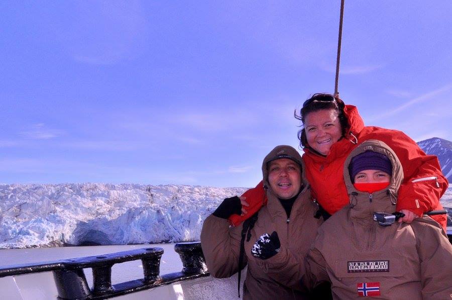 Liliana con il marito Roberto e la figlia Valeria alle Isole Svalbard