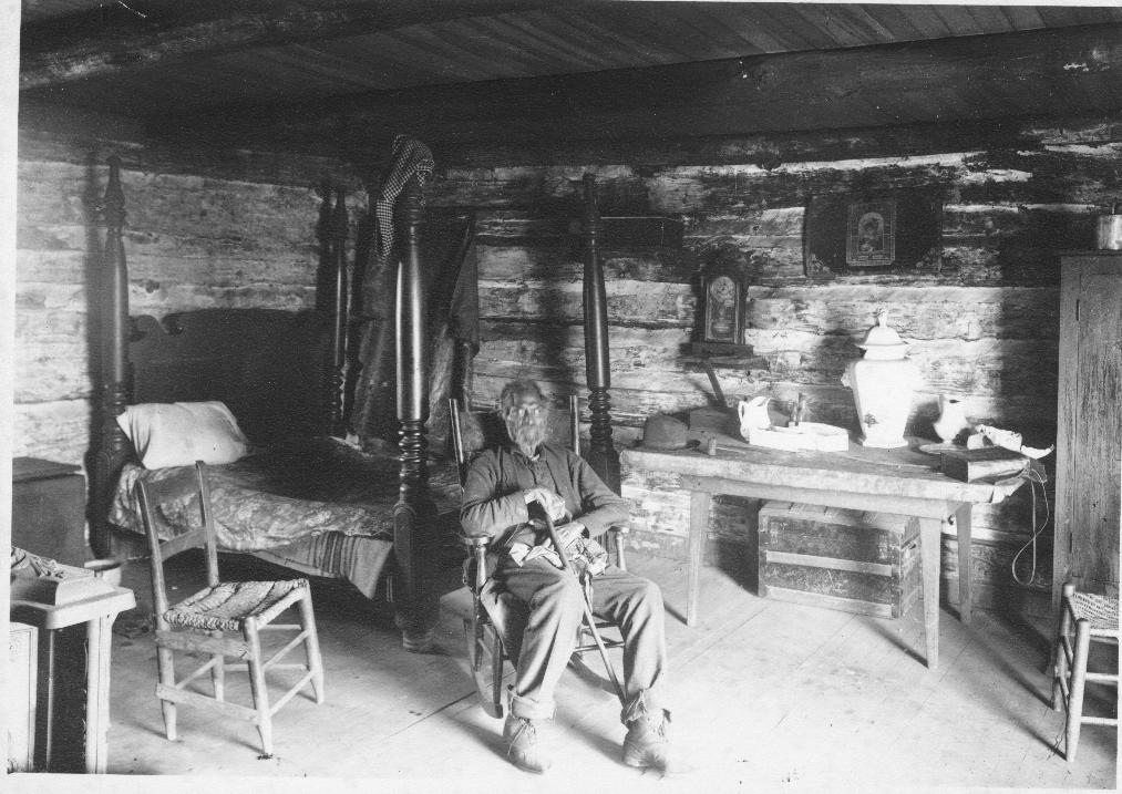 Lo schiavo Alfred, in una foto d'epoca nella sua capanna (ph credits thehermitage.com)