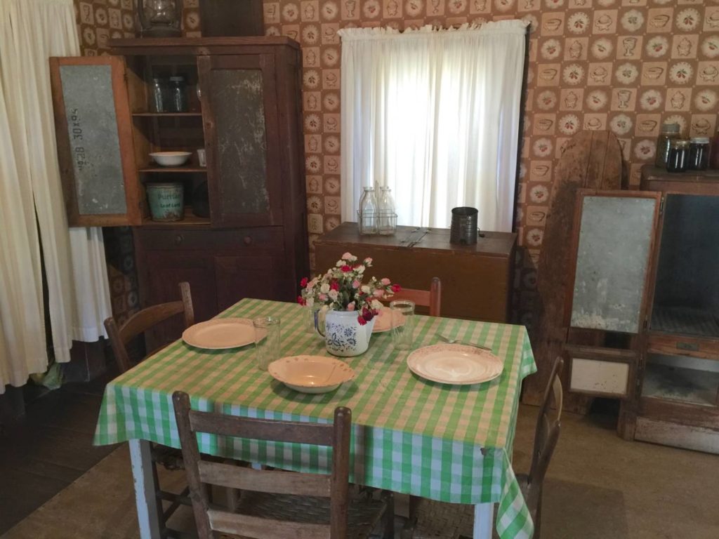 Elvis Presley Birthplace, insides