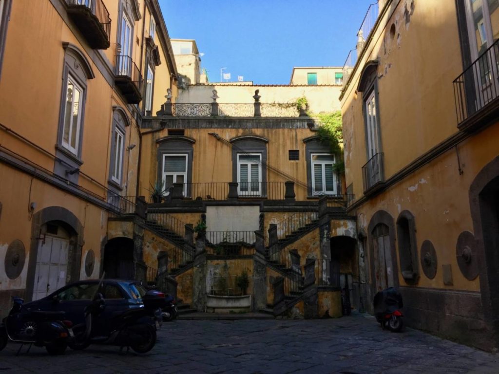 Napoli insolita: gli atri degli antichi palazzi del centro storico