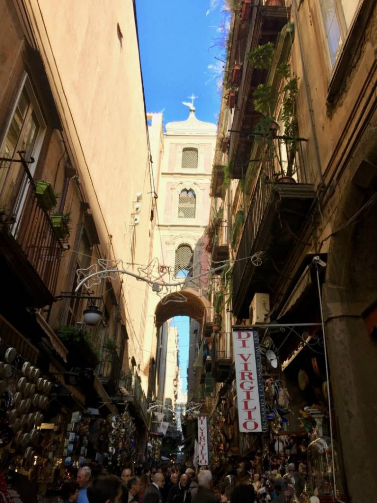 Napoli da non perdere: San gregorio Armeno, antico Cardine tra Decumano Inferiore e Superiore
