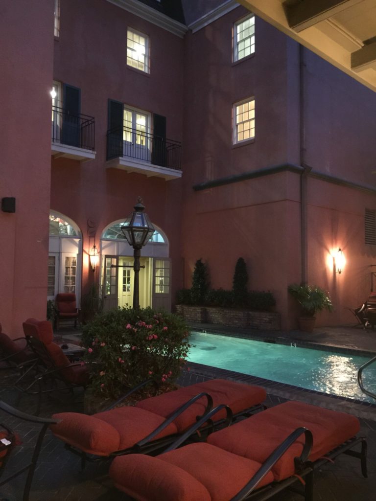 Il patio con piscina del Dauphine Orleans Hotel