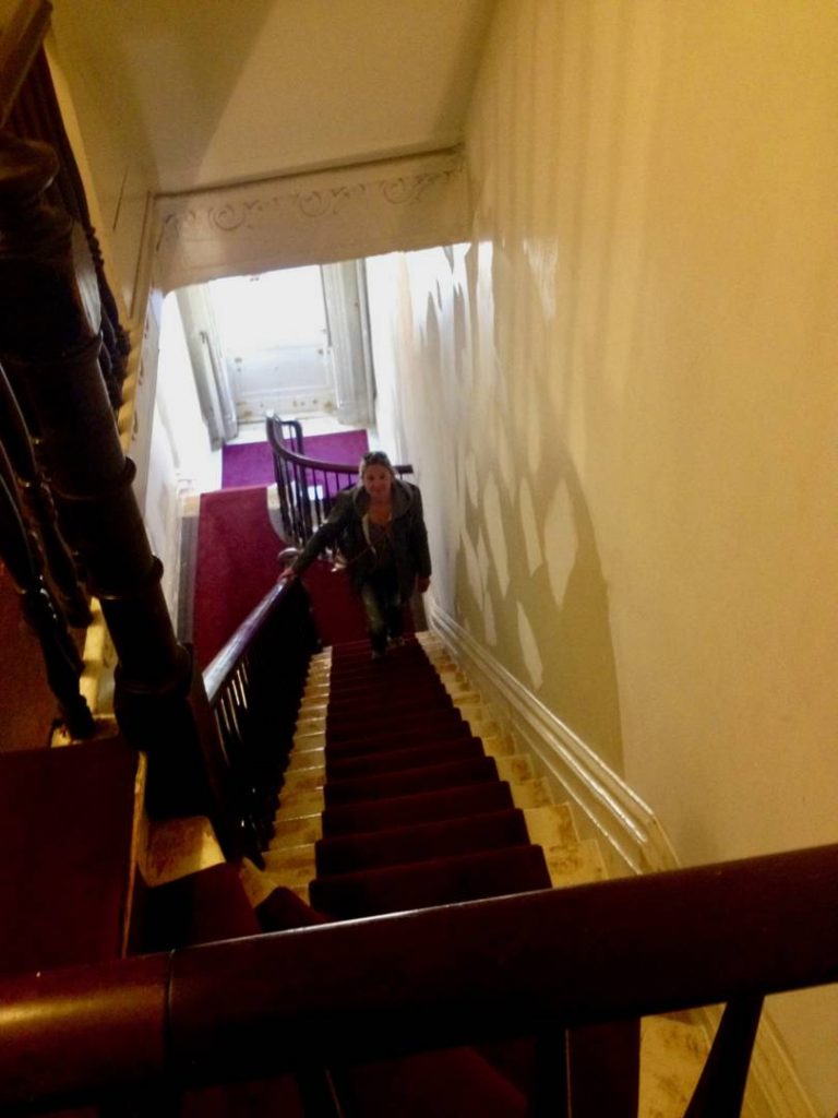 New York segreta: la Merchant's House, la rampa di scale che conduct agli alloggi della servitù 